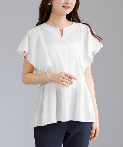 WHITE JOOLA(ホワイトジョーラ)の「【 接触冷感・洗える 】 クールタフタストレッチ・メタルパーツ付きペプラムブラウス(シャツ/ブラウス・レディース・オフホワイト/チャコールグレー/サックスブルー・S/L/M)」の2枚目の写真