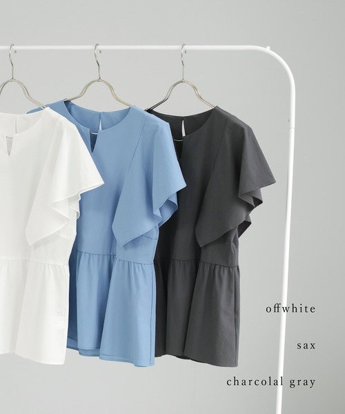 WHITE JOOLA(ホワイトジョーラ)の「【 接触冷感・洗える 】 クールタフタストレッチ・メタルパーツ付きペプラムブラウス(シャツ/ブラウス・レディース・オフホワイト/チャコールグレー/サックスブルー・S/L/M)」の5枚目の写真