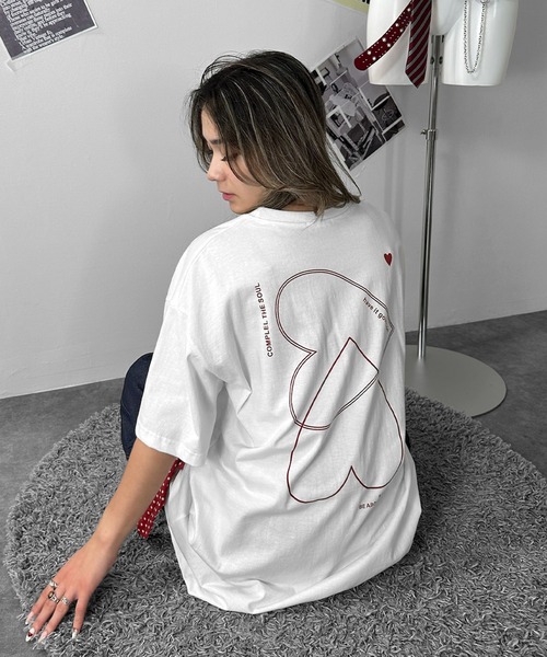 MATU:TA(マトゥータ)の「【目線を惹く重なるハート】ダブルハートTシャツ / オーバーTシャツ プリント ハート カジュアル ストリート 海外ガール レタリング ラフ 大きめ 万能 2色展開 ホワイト ブラック 夏(Tシャツ/カットソー・レディース・ホワイト/ブラック・FREE)」の2枚目の写真