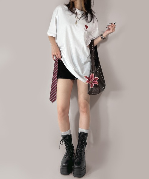 MATU:TA(マトゥータ)の「【目線を惹く重なるハート】ダブルハートTシャツ / オーバーTシャツ プリント ハート カジュアル ストリート 海外ガール レタリング ラフ 大きめ 万能 2色展開 ホワイト ブラック 夏(Tシャツ/カットソー・レディース・ホワイト/ブラック・FREE)」の14枚目の写真