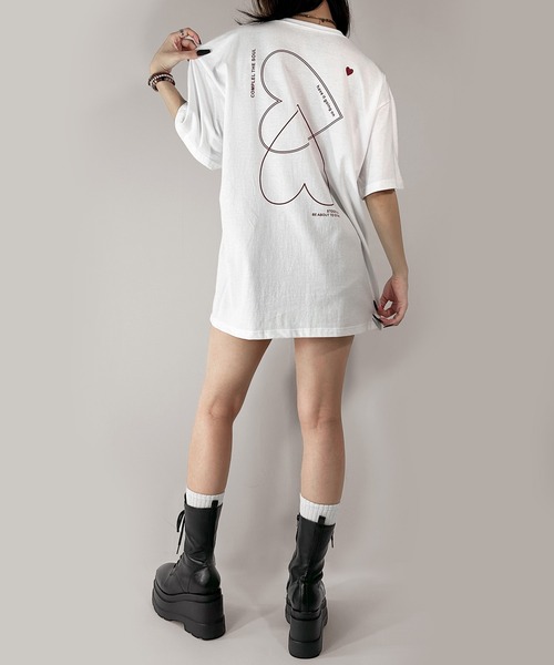 MATU:TA(マトゥータ)の「【目線を惹く重なるハート】ダブルハートTシャツ / オーバーTシャツ プリント ハート カジュアル ストリート 海外ガール レタリング ラフ 大きめ 万能 2色展開 ホワイト ブラック 夏(Tシャツ/カットソー・レディース・ホワイト/ブラック・FREE)」の15枚目の写真
