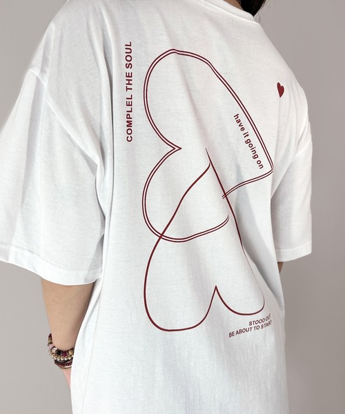 MATU:TA(マトゥータ)の「【目線を惹く重なるハート】ダブルハートTシャツ / オーバーTシャツ プリント ハート カジュアル ストリート 海外ガール レタリング ラフ 大きめ 万能 2色展開 ホワイト ブラック 夏(Tシャツ/カットソー・レディース・ホワイト/ブラック・FREE)」の13枚目の写真