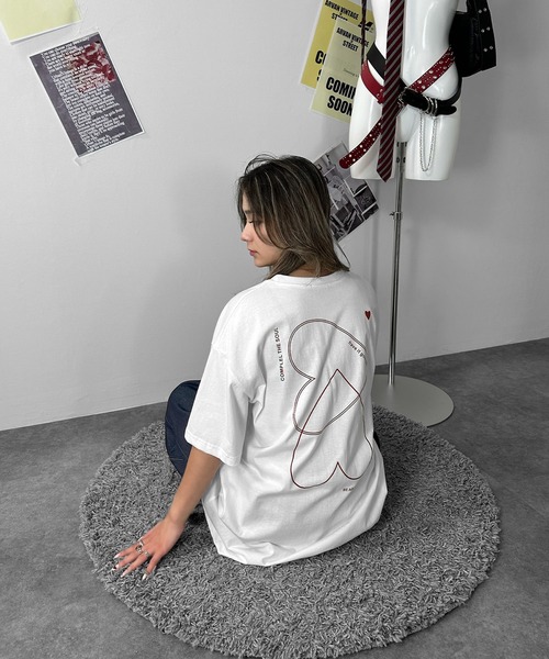 MATU:TA(マトゥータ)の「【目線を惹く重なるハート】ダブルハートTシャツ / オーバーTシャツ プリント ハート カジュアル ストリート 海外ガール レタリング ラフ 大きめ 万能 2色展開 ホワイト ブラック 夏(Tシャツ/カットソー・レディース・ホワイト/ブラック・FREE)」の9枚目の写真