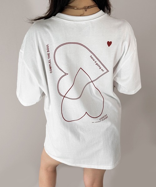 MATU:TA(マトゥータ)の「【目線を惹く重なるハート】ダブルハートTシャツ / オーバーTシャツ プリント ハート カジュアル ストリート 海外ガール レタリング ラフ 大きめ 万能 2色展開 ホワイト ブラック 夏(Tシャツ/カットソー・レディース・ホワイト/ブラック・FREE)」の12枚目の写真