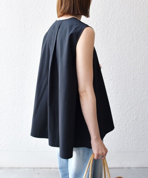 SHIPS any(シップス エニィ)の「SHIPS any:〈防しわ/接触冷感/UVカット/洗濯機可能〉ファンクション Vネック ノースリーブ フレア ブラウス(シャツ/ブラウス・レディース・ブラック/ブラウン・ONE SIZE)」の7枚目の写真