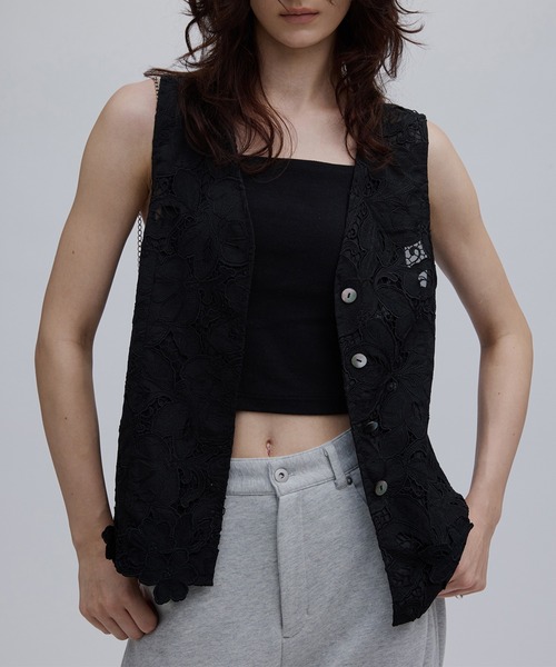 Ameri(アメリ)の「MEDI CUTWORK 3D LACE MOTIF VEST(ベスト・レディース・ブラック/ホワイト・MEDIUM/SMALL)」の2枚目の写真