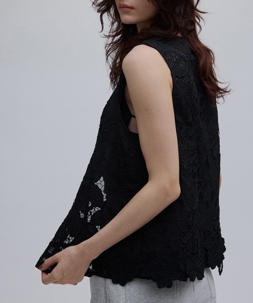 Ameri(アメリ)の「MEDI CUTWORK 3D LACE MOTIF VEST(ベスト・レディース・ブラック/ホワイト・MEDIUM/SMALL)」の3枚目の写真