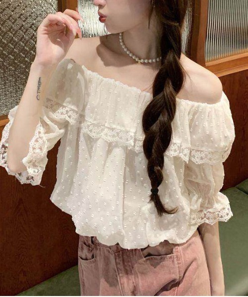 &soiree(アンドソワレ)の「ドット柄オフショルダーフリルブラウス(シャツ/ブラウス・レディース・ホワイト/グリーン・X-LARGE/LARGE/MEDIUM/SMALL)」の3枚目の写真