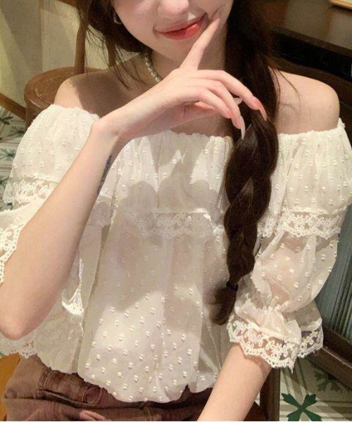 &soiree(アンドソワレ)の「ドット柄オフショルダーフリルブラウス(シャツ/ブラウス・レディース・ホワイト/グリーン・X-LARGE/LARGE/MEDIUM/SMALL)」の4枚目の写真