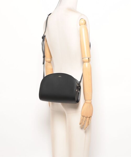 A.P.C.（アーペーセー）の「SAC DEMI-LUNE（ショルダーバッグ・レディース・ブラック・ONESIZE）」の5枚目の写真