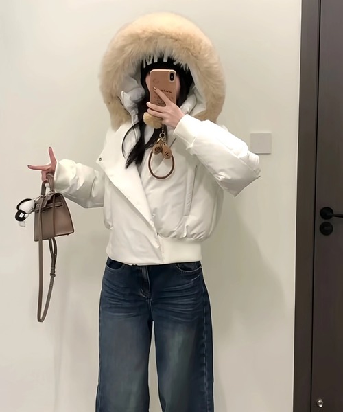 LUCPY(ラクピー)の「ファーフードショートジャケット(その他アウター・レディース・ホワイト/ブラック・SMALL/MEDIUM/LARGE)」の3枚目の写真