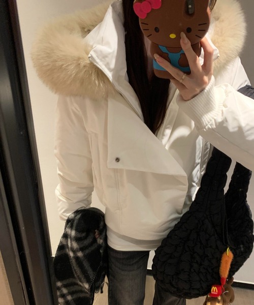 LUCPY(ラクピー)の「ファーフードショートジャケット(その他アウター・レディース・ホワイト/ブラック・SMALL/MEDIUM/LARGE)」の4枚目の写真