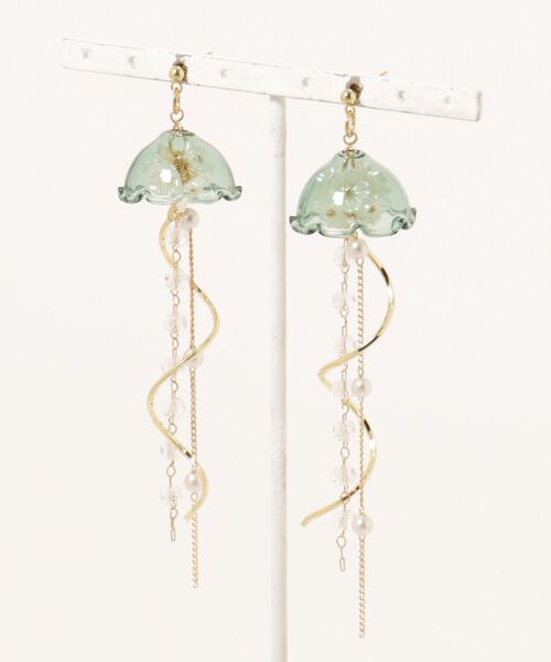 tone(トーン)の「【charme by pimo 】クラゲ ゴールド 花 サージカルステンレスピアス(MA)(ピアス(両耳用)・レディース・ブラック/ブルー/マスタード/イエロー/ライトグリーン/グリーン/ピンク/クリア・FREE)」の2枚目の写真