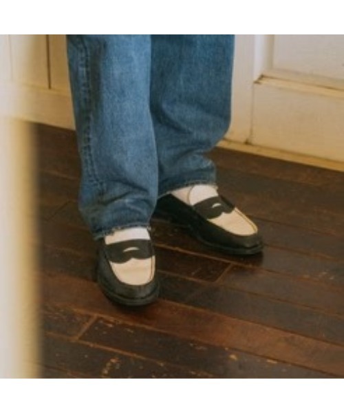 The Kenford Fineshoes(ケンフォードファインシューズ)の「EMBOSSED LOAFERS BLACK WHITE PAISLEY(ローファー・メンズ・ホワイト/ブラック・25/25.5/26/26.5/27)」の2枚目の写真