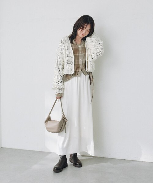 RIVE DROITE(リヴドロワ)の「ドレーピーチェックドロストシャツ(秋服/オンブレチェック)(シャツ/ブラウス・レディース・ベージュ/ブラック/ブラウン・FREE)」の4枚目の写真