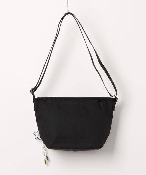 Manhattan Portage(マンハッタンポーテージ)の「Manhattan Portage/マンハッタンポーテージ ショルダーバック "ミッキー&フレンズ コレクション" NYLON MESSENGER BAG(XS)BACK POCKET W/DIVIDER MAGNET/MICKEY/26 MP1603DMMIC26MM(ショルダーバッグ・メンズ・ブラック・FREE)」の2枚目の写真