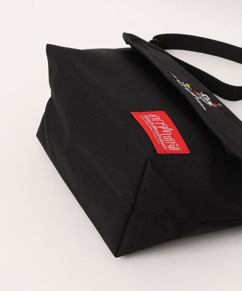 Manhattan Portage(マンハッタンポーテージ)の「Manhattan Portage/マンハッタンポーテージ ショルダーバック "ミッキー&フレンズ コレクション" NYLON MESSENGER BAG(XS)BACK POCKET W/DIVIDER MAGNET/MICKEY/26 MP1603DMMIC26MM(ショルダーバッグ・メンズ・ブラック・FREE)」の3枚目の写真