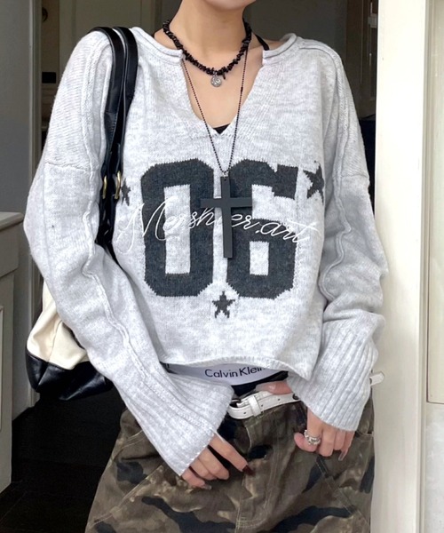SHEENA(シーナ)の「ナンバリングロゴスキッパーニットトップス(ニット/セーター・レディース・ホワイト/グレー・M)」の1枚目の写真