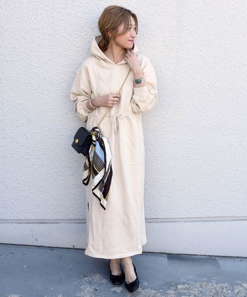 Khaju（カージュ）の「Khaju:フードスウェットワンピース（ワンピース・レディース・ブラック/ライトグレー/ベージュ/ブルー・ONE SIZE）」の4枚目の写真