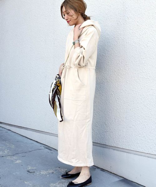 Khaju（カージュ）の「Khaju:フードスウェットワンピース（ワンピース・レディース・ブラック/ライトグレー/ベージュ/ブルー・ONE SIZE）」の5枚目の写真