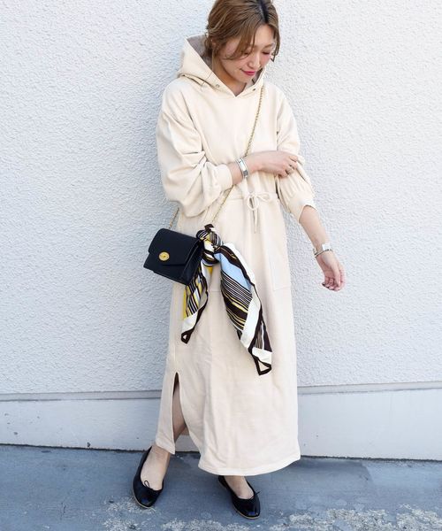 Khaju（カージュ）の「Khaju:フードスウェットワンピース（ワンピース・レディース・ブラック/ライトグレー/ベージュ/ブルー・ONE SIZE）」の7枚目の写真