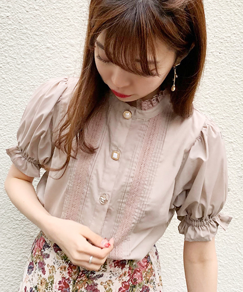 apres jour（アプレジュール）の「イロイロボタンハイネックブラウス【ZOZOTOWN限定アイテム】（シャツ/ブラウス・レディース・ブラック/オフホワイト/ライトピンク/スモークピンク・フリー）」の4枚目の写真