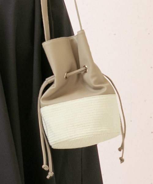 KOBE LETTUCE（コウベレタス）の「フェイクレザーコンビかご巾着バッグ（かごバッグ・レディース・グレイッシュベージュ/イエロー/キャメル/ブラック・FREE）」の3枚目の写真