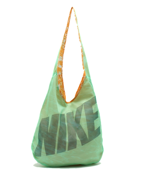 NIKE（ナイキ）の「ナイキ グラフィック リバーシブル トート（ショルダーバッグ・レディース・ブラック/ピンク/ライトグリーン・ONE SIZE）」の3枚目の写真