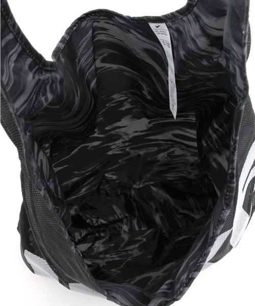 NIKE（ナイキ）の「ナイキ グラフィック リバーシブル トート（ショルダーバッグ・レディース・ブラック/ピンク/ライトグリーン・ONE SIZE）」の6枚目の写真