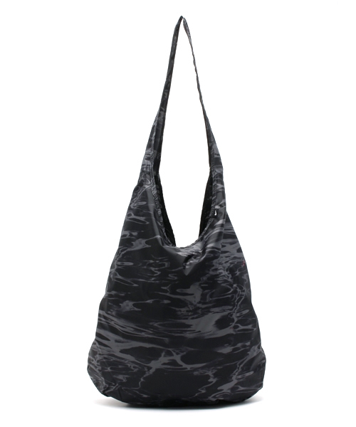 NIKE（ナイキ）の「ナイキ グラフィック リバーシブル トート（ショルダーバッグ・レディース・ブラック/ピンク/ライトグリーン・ONE SIZE）」の5枚目の写真