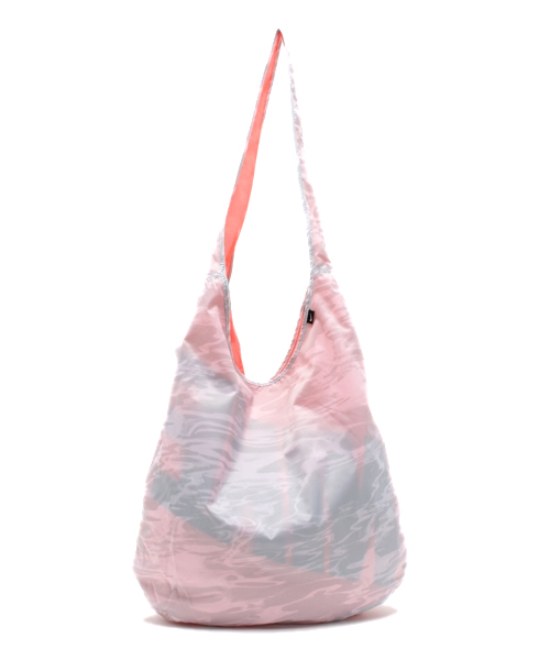 NIKE（ナイキ）の「ナイキ グラフィック リバーシブル トート（ショルダーバッグ・レディース・ブラック/ピンク/ライトグリーン・ONE SIZE）」の8枚目の写真