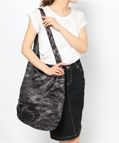 NIKE（ナイキ）の「ナイキ グラフィック リバーシブル トート（ショルダーバッグ・レディース・ブラック/ピンク/ライトグリーン・ONE SIZE）」の13枚目の写真