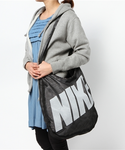 NIKE（ナイキ）の「ナイキ グラフィック リバーシブル トート（ショルダーバッグ・レディース・ブラック/ピンク/ライトグリーン・ONE SIZE）」の14枚目の写真