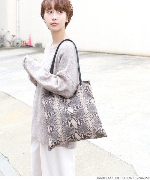 coca（coca）（コカ）の「スウェード風パイソン柄トートバッグ（トートバッグ・レディース・その他・ONE SIZE）」の10枚目の写真