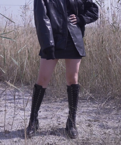 DUCKDIVE(ダックダイブ)の「【DUCKDIVE 】FRONT PK CD MINI SKIRT / フロントポケット CDミニスカート(スカート・レディース・ブラック/レッド・MEDIUM/LARGE)」の2枚目の写真