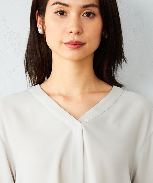 COMME CA ISM(コムサイズム)の「ノーカラー タックブラウス(シャツ/ブラウス・レディース・ホワイト/ライトグレー/グレー・SMALL/MEDIUM/LARGE/X-LARGE)」の9枚目の写真