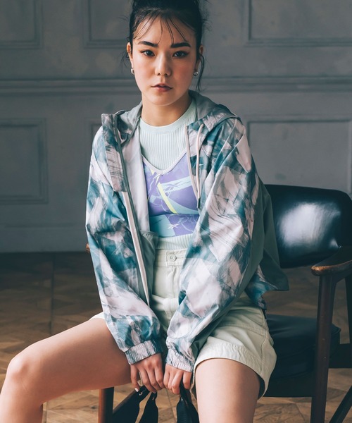Reebok（リーボック）の「キレイフィット オールオーバー プリント ウィンドブレーカー / Kireifit Allover Print Windbreaker（ブルゾン・レディース・レッド/ホワイト×ブラック/グリーン系その他・MEDIUM/LARGE/X-LARGE/XX-LARGE）」の3枚目の写真