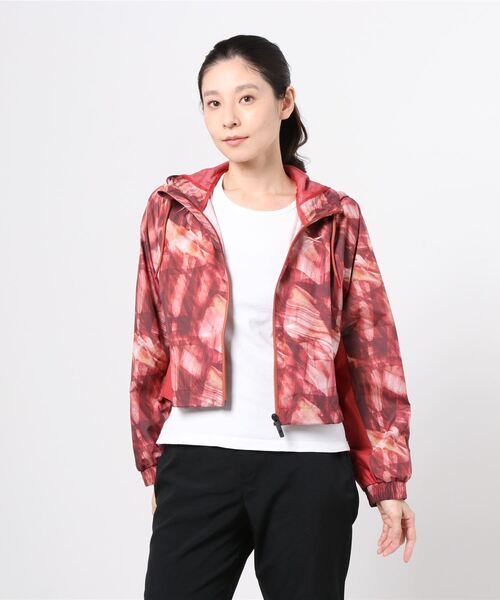 Reebok（リーボック）の「キレイフィット オールオーバー プリント ウィンドブレーカー / Kireifit Allover Print Windbreaker（ブルゾン・レディース・レッド/ホワイト×ブラック/グリーン系その他・MEDIUM/LARGE/X-LARGE/XX-LARGE）」の6枚目の写真