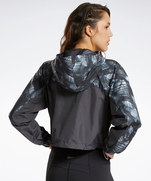 Reebok（リーボック）の「キレイフィット オールオーバー プリント ウィンドブレーカー / Kireifit Allover Print Windbreaker（ブルゾン・レディース・レッド/ホワイト×ブラック/グリーン系その他・MEDIUM/LARGE/X-LARGE/XX-LARGE）」の12枚目の写真