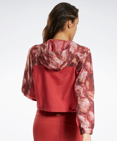 Reebok（リーボック）の「キレイフィット オールオーバー プリント ウィンドブレーカー / Kireifit Allover Print Windbreaker（ブルゾン・レディース・レッド/ホワイト×ブラック/グリーン系その他・MEDIUM/LARGE/X-LARGE/XX-LARGE）」の10枚目の写真