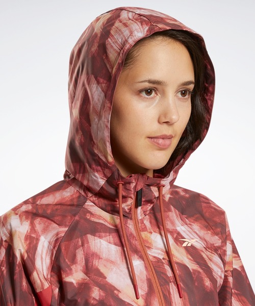 Reebok（リーボック）の「キレイフィット オールオーバー プリント ウィンドブレーカー / Kireifit Allover Print Windbreaker（ブルゾン・レディース・レッド/ホワイト×ブラック/グリーン系その他・MEDIUM/LARGE/X-LARGE/XX-LARGE）」の9枚目の写真