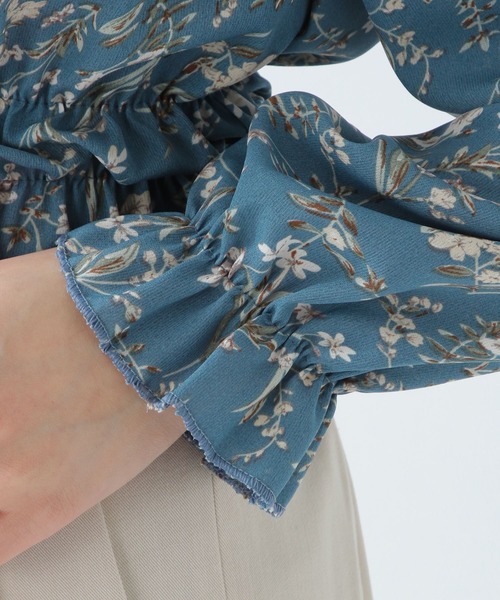 ALAND(エーランド)の「3.3Field Trip/FLORALシャーリングブラウス 2943010(シャツ/ブラウス・レディース・ブルー/ライトベージュ・FREE)」の13枚目の写真