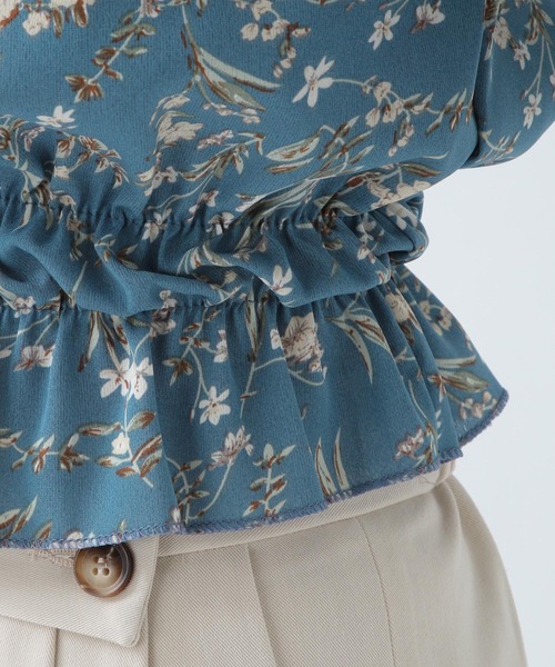 ALAND(エーランド)の「3.3Field Trip/FLORALシャーリングブラウス 2943010(シャツ/ブラウス・レディース・ブルー/ライトベージュ・FREE)」の4枚目の写真