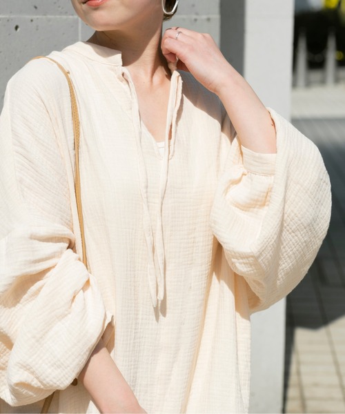 Ambre Neige(アンブルネージュ)の「ボリュームスリーブカフタンワンピース/【WEB/EC限定商品】(ワンピース・レディース・アイボリー/チャコールグレー・FREE)」の4枚目の写真