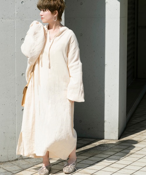 Ambre Neige(アンブルネージュ)の「ボリュームスリーブカフタンワンピース/【WEB/EC限定商品】(ワンピース・レディース・アイボリー/チャコールグレー・FREE)」の3枚目の写真