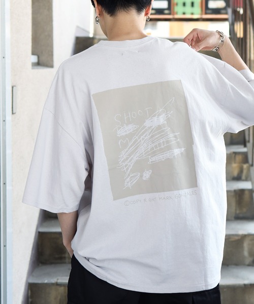 Mark Gonzales(マーク・ゴンザレス)の「Mark Gonzales / マークゴンザレス 別注 コラボ オーバーサイズ Tシャツ(Tシャツ/カットソー・メンズ・ホワイト系その他/ブラック系その他/グレー系その他/ブルー系その他/ホワイト系その他2/ホワイト系その他3/ホワイト系その他4/ブラック系その他2/グレー系その他2/ブルー系その他2/ブラック系その他3/ホワイト系その他5・MEDIUM/LARGE)」の3枚目の写真