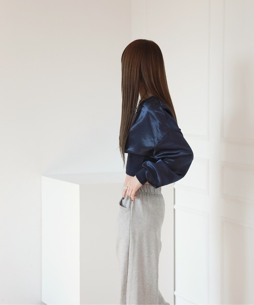 by muni:r（バイ ムニール）の「ユニークなクロップドトレーナーTシャツ（スウェット・レディース・ネイビー/アイボリー・FREE）」の16枚目の写真