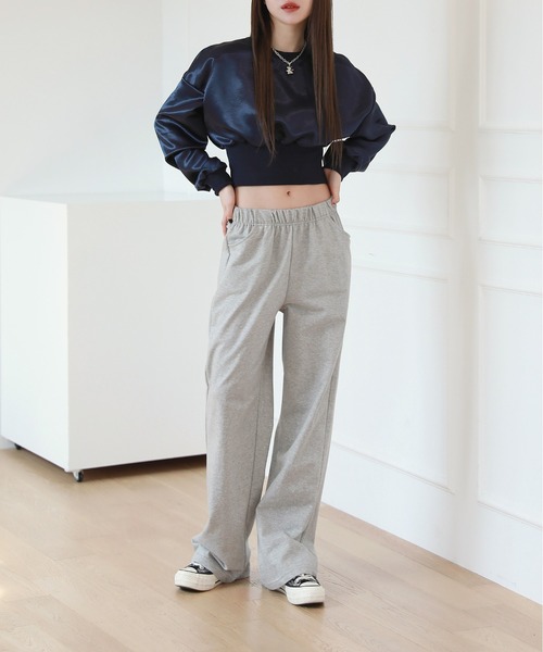 by muni:r（バイ ムニール）の「ユニークなクロップドトレーナーTシャツ（スウェット・レディース・ネイビー/アイボリー・FREE）」の5枚目の写真