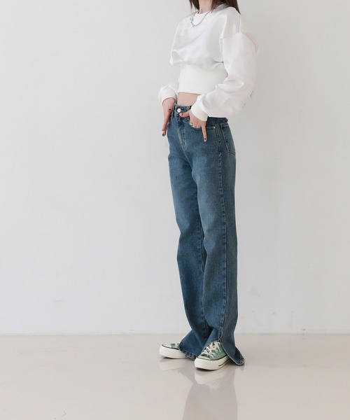 by muni:r（バイ ムニール）の「ユニークなクロップドトレーナーTシャツ（スウェット・レディース・ネイビー/アイボリー・FREE）」の4枚目の写真