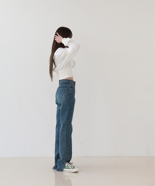 by muni:r（バイ ムニール）の「ユニークなクロップドトレーナーTシャツ（スウェット・レディース・ネイビー/アイボリー・FREE）」の6枚目の写真